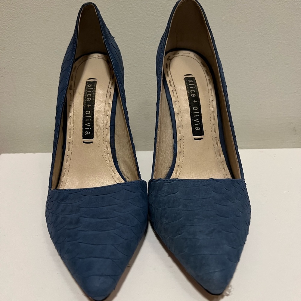 Alice + Olivia Blue Heels Elegant Design